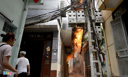 Cháy nhà 4 tầng ở Hà Nội