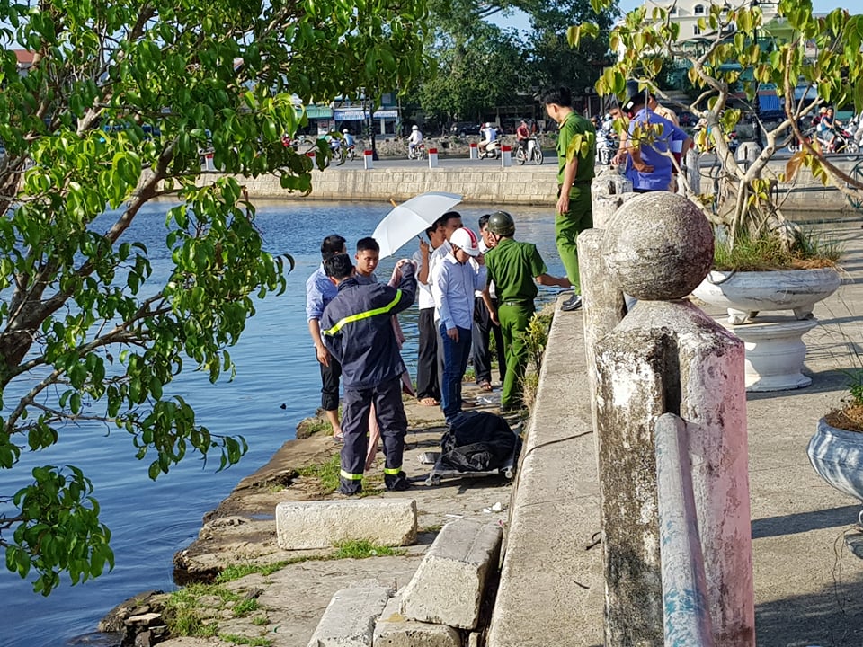 hue: bat luc chung kien nguoi dan ong chim xuong song huong roi tu vong hinh anh 1