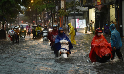 Mưa lớn bất ngờ, nhiều tuyến phố ở Hà Nội ngập sâu
