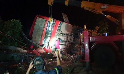 Xe khách gặp tai nạn kinh hoàng, chục người thương vong