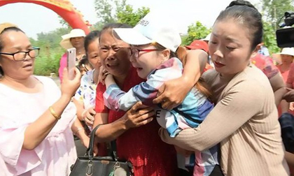 Cuộc đoàn tụ đẫm nước mắt của người phụ nữ bị bắt cóc: 'Con tìm mẹ suốt 30 năm'