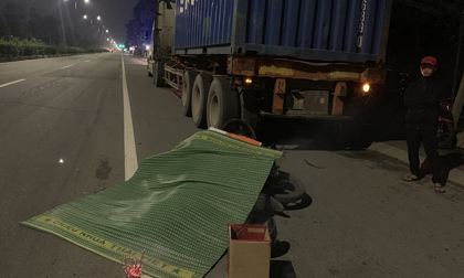 Tông đuôi xe container dừng bên đường, thanh niên chết thảm ở Bình Dương