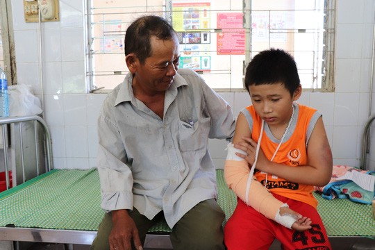 Kẻ cướp tiền, đánh đập dã man cậu bé bán vé số khai gì? - Ảnh 3. Kẻ cướp tiền, đánh đập dã man cậu bé bán vé số khai gì? - Ảnh 3.