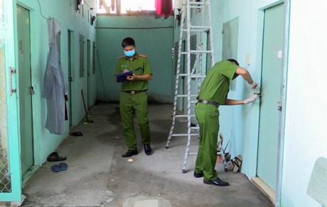 Mẹ bị con trai dùng dây siết cổ tử vong