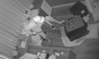 Camera ghi cảnh trộm đục két sắt, trộm 5 tỷ nhà ca sĩ Nhật Kim Anh