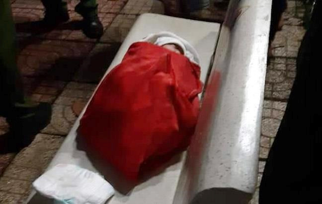 Be gai mot tuan tuoi bi bo tren ghe da cong vien hinh anh 1 