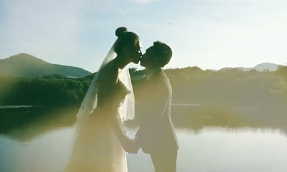 Sốt xình xịch clip cưới của Cường Đô La và Đàm Thu Trang: Khoá môi cực ngọt, 'nắm tay đi khắp thế gian' bằng siêu xe
