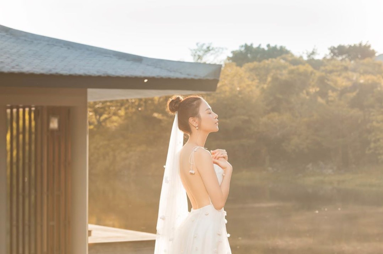 Sốt xình xịch clip cưới của Cường Đô La và Đàm Thu Trang: Khoá môi cực ngọt, 'nắm tay đi khắp thế gian' bằng siêu xe