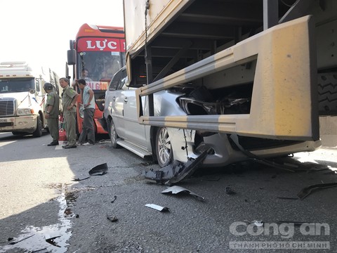 Xe giường nằm và xe tải kẹp nát xe 7 chỗ ở dốc Thiên Thu - 1