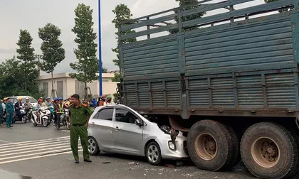 Xe con lọt gầm xe tải, tài xế tử vong tại chỗ