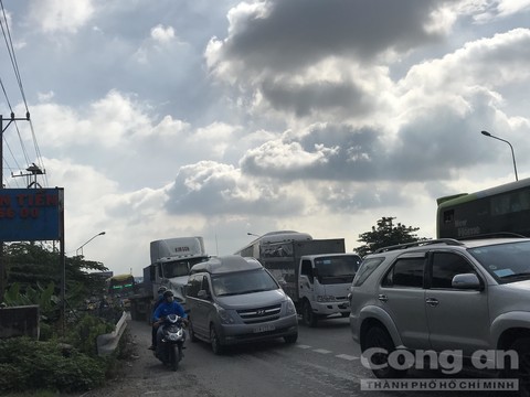 Xe giường nằm và xe tải kẹp nát xe 7 chỗ ở dốc Thiên Thu - 3