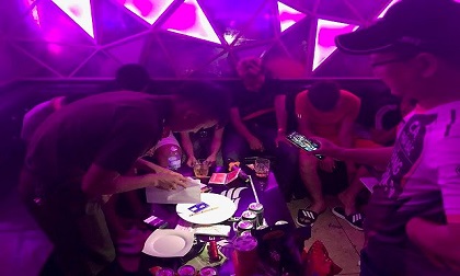 Đột kích quán karaoke, phát hiện gần 50 'dân chơi' dương tính với ma túy