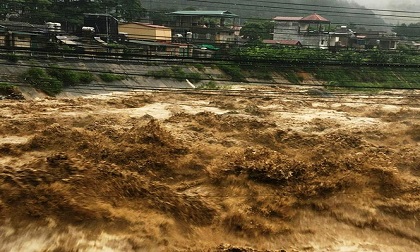 Mưa lũ ùn ùn đổ về Yên Bái, nhấn chìm ô tô, cuốn trôi cầu tạm