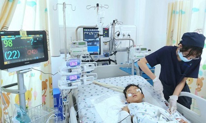 TP.HCM: Bé trai 5 tuổi trèo qua máy giặt ngoài ban công, rơi từ tầng 12 chung cư xuống đất
