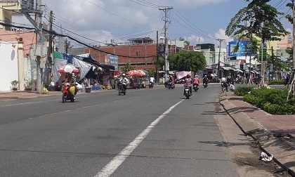 Ô tô 7 chỗ tông chết nữ công nhân đang quét rác ở Cà Mau rồi bỏ trốn
