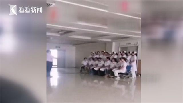 Bỏ mặc cụ bà nguy kịch, bác sĩ rủ nhau chụp ảnh tập thể suốt 20 phút, phớt lờ lời cầu cứu khiến bệnh nhân tử vong - Ảnh 2.