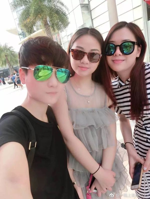 Phương Kỳ (trái), Vương Phương (giữa) và bạn thân Lý Đình trong chuyến du lịch Thái Lan vào năm 2016.