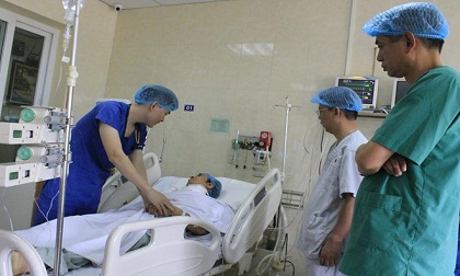 Mâu thuẫn sau tai nạn giao thông, nam thanh niên bị đâm xuyên cổ
