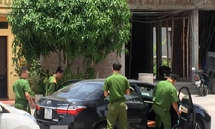 Bố dùng thanh sắt đánh 2 con nguy kịch