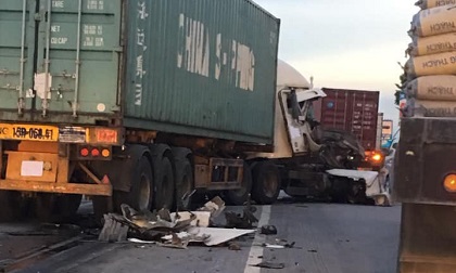 Container nát bét đầu gần vị trí vụ tai nạn 5 người tử vong ở Hải Dương
