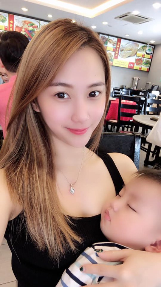 hotgirl duoc co truong mh370 nhan tin tan tinh da lam me, nhin mat con trai ma bat ngo - 16