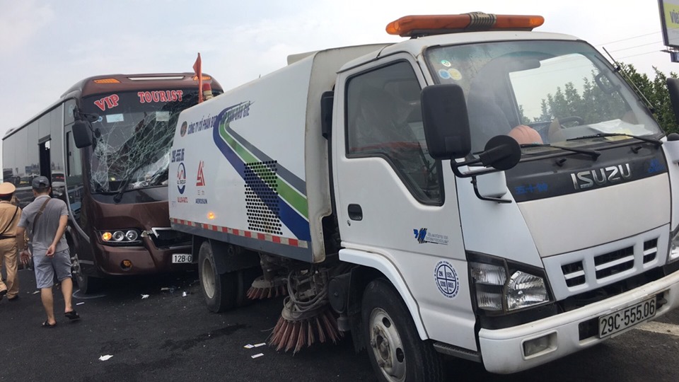 Xe khách lao vào xe quét rác trên cao tốc, 10 người bị thương hình ảnh 1 xe khach lao vao xe quet rac tren cao toc, 10 nguoi bi thuong hinh anh 1