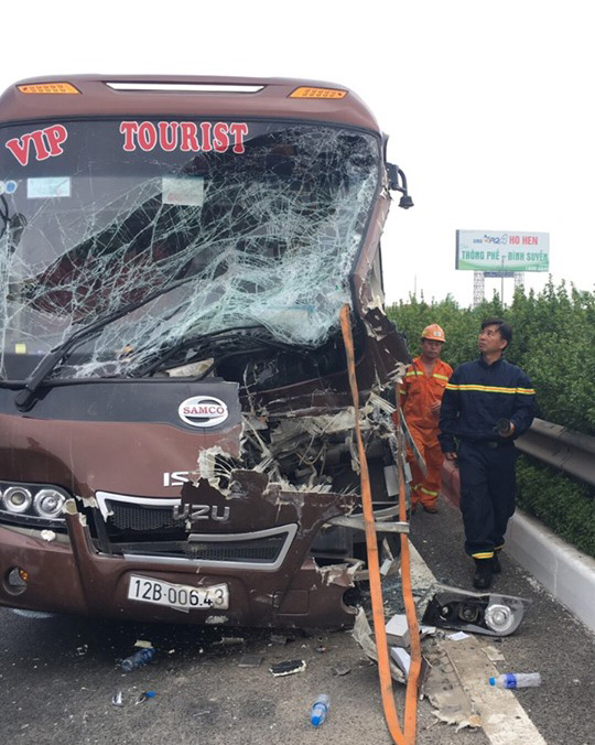 Xe khách lao vào xe quét rác trên cao tốc, 10 người bị thương hình ảnh 2 xe khach lao vao xe quet rac tren cao toc, 10 nguoi bi thuong hinh anh 2