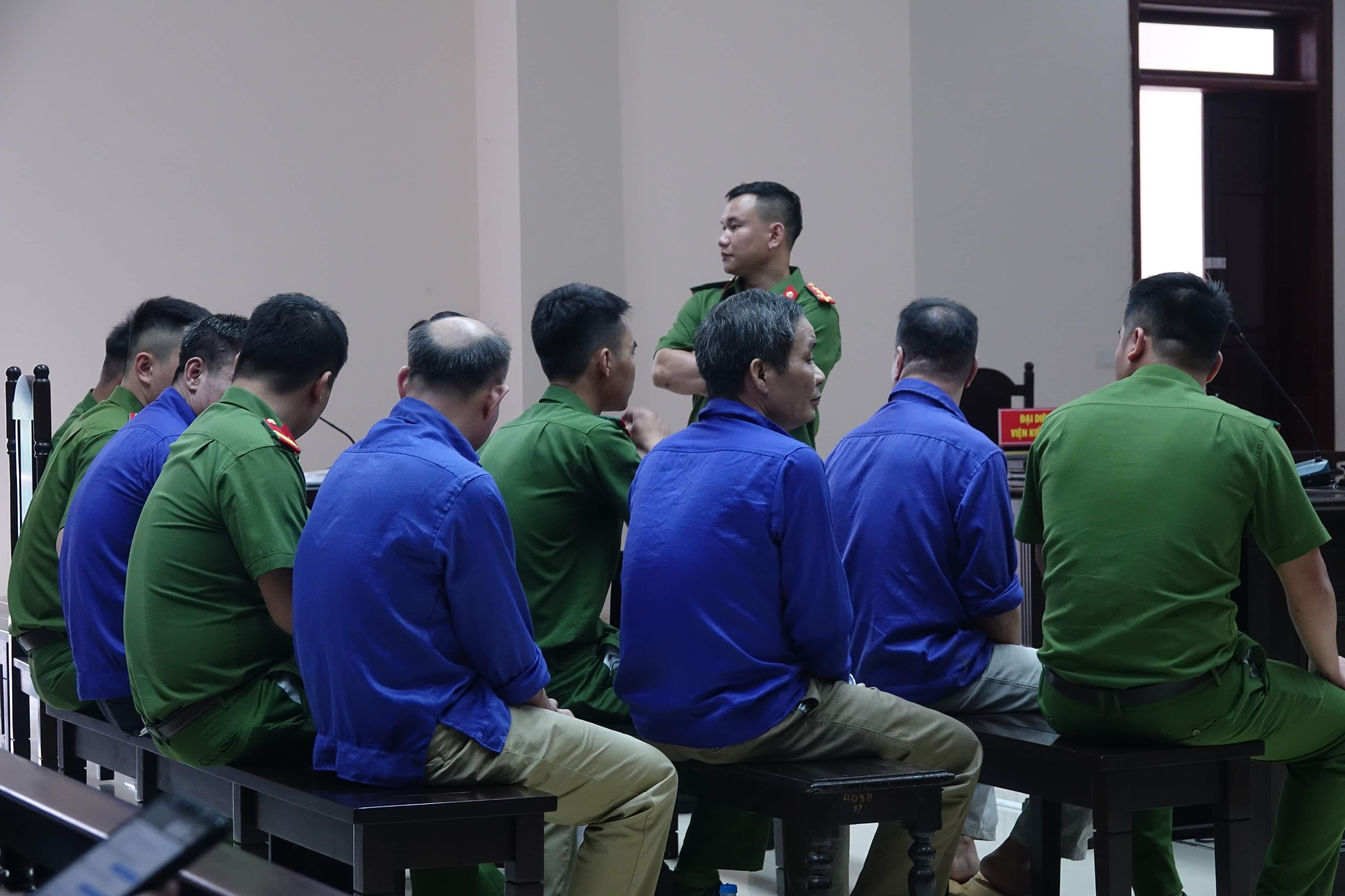 Xét xử trùm bảo kê chợ Long Biên: Bị hại nức nở kể chuyện 2 lần tự tử vì bị uy hiếp - 1