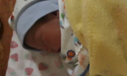 Bé trai kháu khỉnh bị bỏ rơi ở chùa kèm lời nhắn xót xa