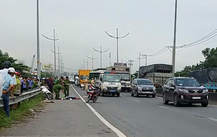 Cô gái bị người yêu vung dao đâm tới tấp đến chết trên phố