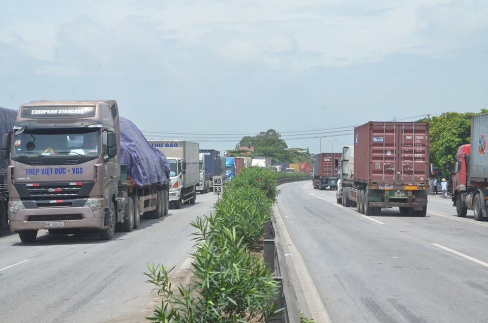 tu tai nan tham khoc 5 nguoi chet: vi sao xe container, xe tai chay ql5, 