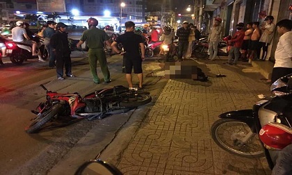 2 kẻ cướp giật vung dao đâm người trên phố Sài Gòn