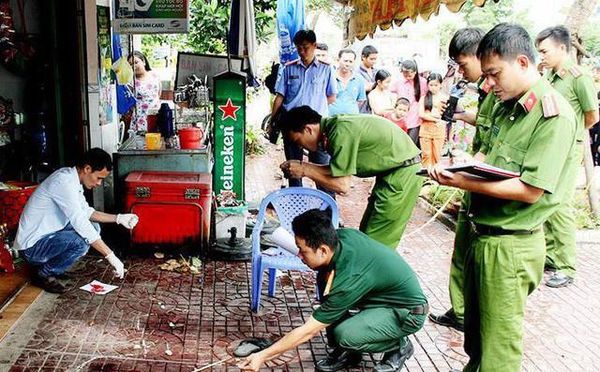 Công an khám nghiệm hiện trường 1 vụ án.