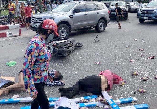 Lại thêm 1 tai nạn nghiêm trọng: Xe khách nổ lốp băng qua đường đâm hàng loạt xe máy rồi lao vào nhà dân ở Quảng Ninh-3