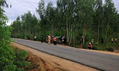 Xe khách lao thẳng vào chốt chặn, hất văng CSGT tại Gia Lai