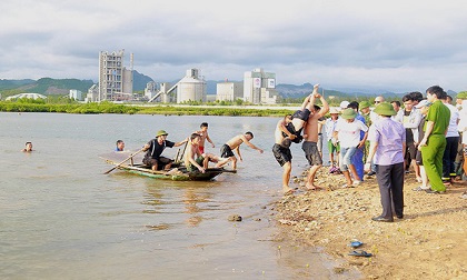 Đi tắm sông cùng bố, bé trai 12 tuổi bị nước cuốn tử vong