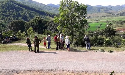 Phát hiện thi thể người đàn ông ven đường, xe đạp đè lên người