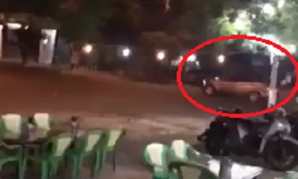 Ô tô 7 chỗ quay vòng vòng giữa ngã tư rồi húc đổ nhiều xe máy trên phố Đà Nẵng