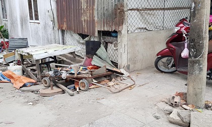 Xe ba gác tông vào quán cơm, bé trai 6 tuổi tử vong