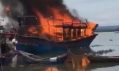 Tàu cá tiền tỷ bốc cháy đùng đùng trên bến Quảng Nham