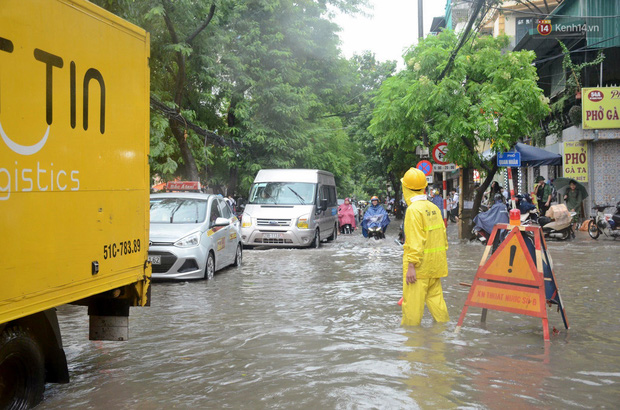 Hà Nội mưa trắng trời, người dân chật vật vượt qua nhiều tuyến đường ngập trong biển nước