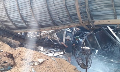 Cháy nhà máy trấu ở miền Tây, nam công nhân bỏng nặng