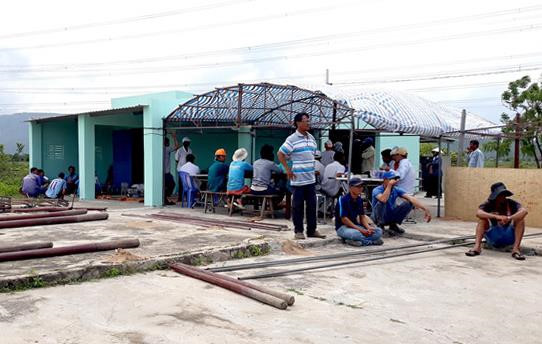 Chuyen di dinh menh cua 2 co gai tren xe 16 cho bi tau hoa hat vang hinh anh 1 