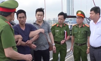 Gã giết con gái 8 tuổi diễn lại cảnh phi tang xác xuống sông Hàn