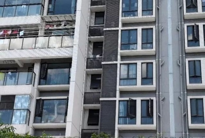 Bỏ con 2 tuổi ngủ ở nhà để... đi làm tóc, mẹ quay về gào khóc khi thấy thi thể không toàn vẹn của con rơi từ tầng 31 xuống - 2