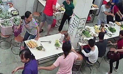 Nhóm người lạ liên tục khủng bố quán phở ở Sài Gòn bằng mắm tôm, sơn đỏ