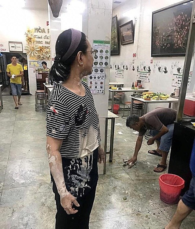 Nhóm người lạ liên tục khủng bố quán phở ở Sài Gòn bằng mắm tôm, sơn đỏ - Ảnh 1. Nhóm người lạ liên tục khủng bố quán phở ở Sài Gòn bằng mắm tôm, sơn đỏ - Ảnh 1.