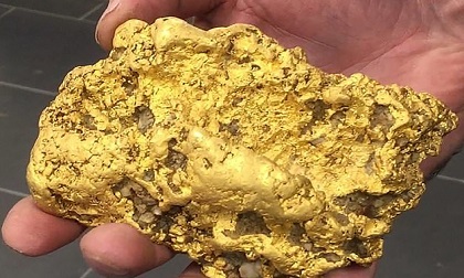 Đào được cục vàng 2kg, người đàn ông thức trắng 3 đêm không ngủ