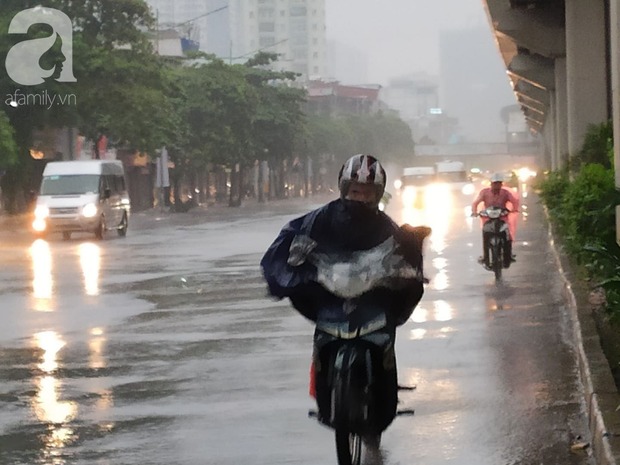 Ảnh: Người dân Hà Nội oằn mình trong mưa lớn và gió lốc mạnh, bão số 3 đã suy yếu thành áp thấp nhiệt đới - 2