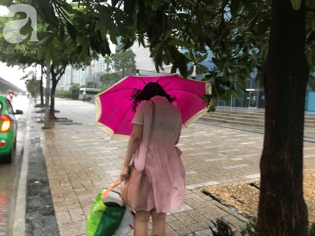 Ảnh: Người dân Hà Nội oằn mình trong mưa lớn và gió lốc mạnh, bão số 3 đã suy yếu thành áp thấp nhiệt đới - 3